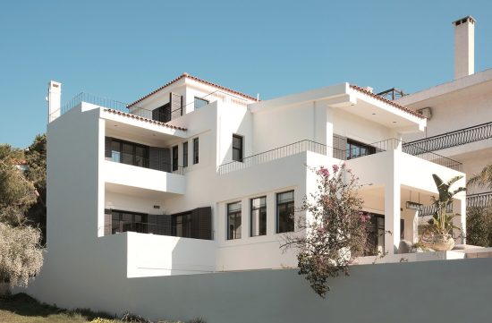 Μια εντυπωσιακή κατοικία στη Βούλα εμπνευσμένη από την ισπανική αποικιακή αρχιτεκτονική (13 pics)