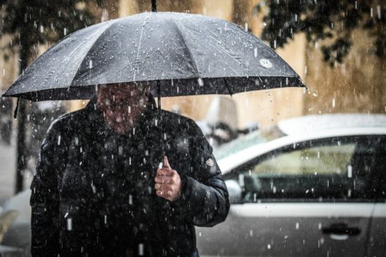 «Άνοιξαν» οι ουρανοί στην Αθήνα – Ισχυρή καταιγίδα και χαλάζι (video)