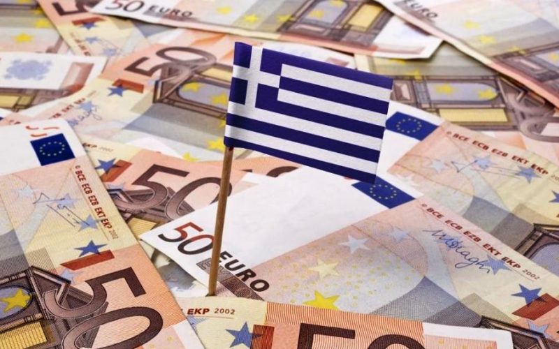 Ελληνική σημαία πάνω σε χαρτονομίσματα των 50 ευρώ