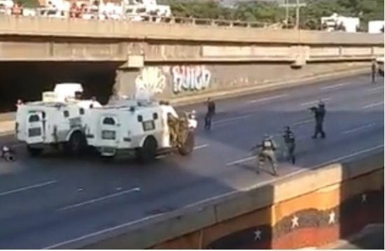 Βενεζουέλα: Aξιωματικός δέχεται σφαίρα (video)