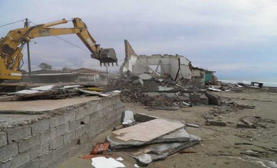 Άρον-άρον η κυβέρνηση απέσυρε τη «διάταξη-παράθυρο» για τα αυθαίρετα σε αιγιαλούς