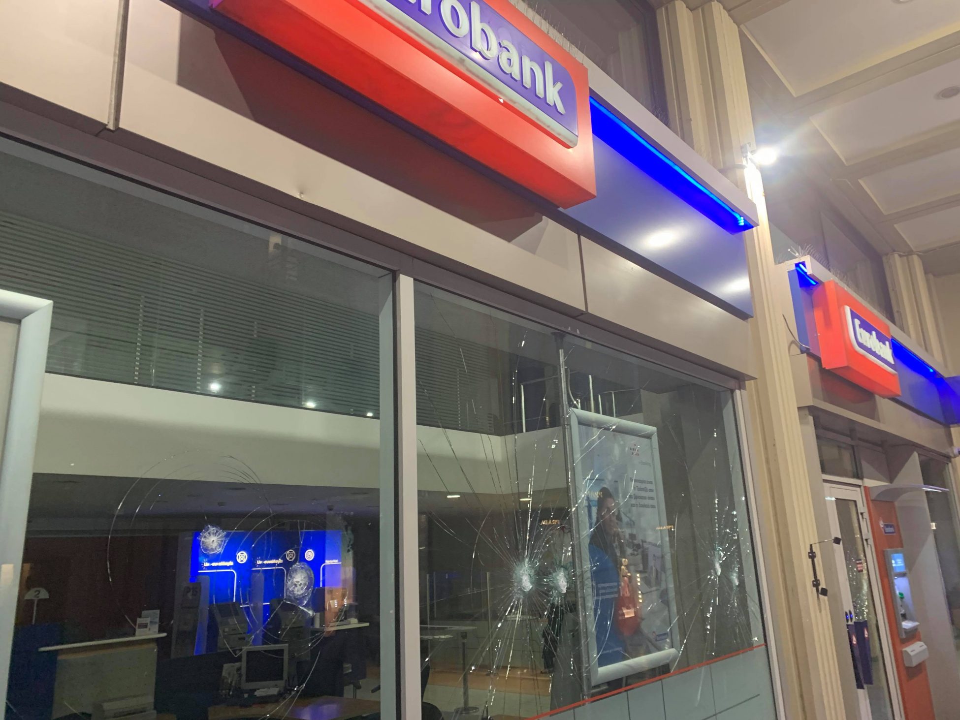 Μεγάλες καταστροφές στη Βουκουρεστίου από αναρχικούς (αποκλειστικές φωτό και video)
