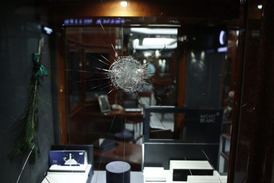 ΕΒΕΑ: Ζημιές σε 26 επιχειρήσεις στο κέντρο της Αθήνας. Σε 60.000-70.000 ευρώ το κόστος της επίθεσης