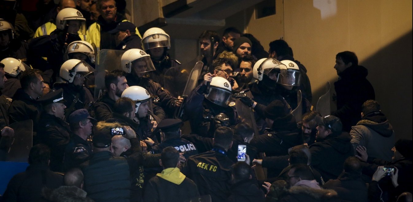 Επεισόδια μεταξύ οπαδών της ΑΕΚ και ΜΑΤ στην Αττική Οδό