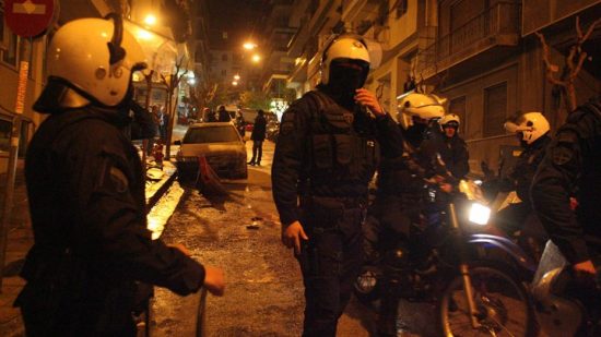 Εξάρχεια: Μπαράζ επιθέσεων με μολότοφ τη νύχτα κατά των ΜΑΤ