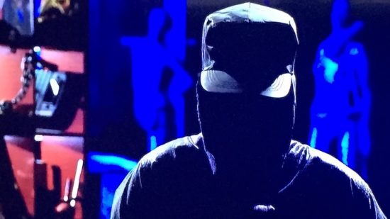 Aπειλητικό μήνυμα μαυροφορεμένου άντρα στη ζωντανή μετάδοση του τελικού Κυπέλλου!