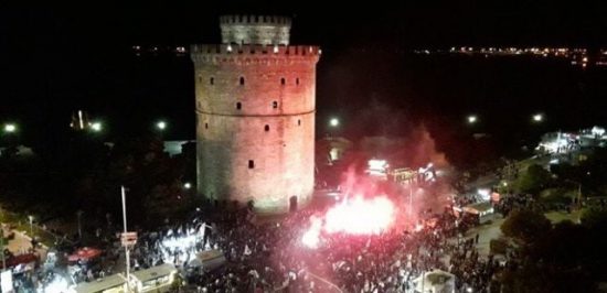 Ξέφρενοι πανηγυρισμοί σε Αθήνα και Θεσσαλονίκη για τον νταμπλούχο ΠΑΟΚ (video)