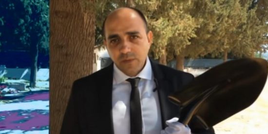 Επικό βίντεο νεκροθάφτη, υποψήφιου ευρωβουλευτή των ΑΝΕΛ: «Αυτή την Ευρώπη θα τη θάψω»