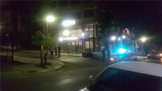 Κινηματογραφική ληστεία σε τράπεζα με εκρήξεις και εισβολή με αυτοκίνητο