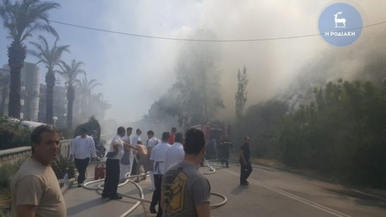 Ρόδος: Φωτιά κοντά σε μεγάλο ξενοδοχείο στο Φαληράκι