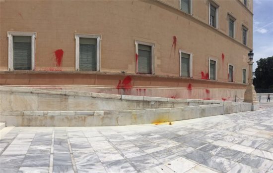 Ο Ρουβίκωνας ανέλαβε την ευθύνη για την επίθεση στην Βουλή