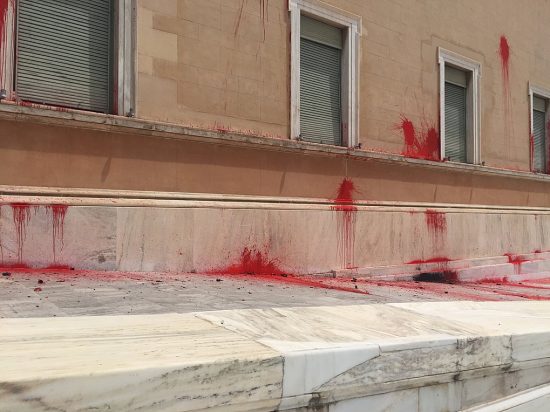 ΝΔ: Απόλυτος εξευτελισμός ο βανδαλισμός της Βουλής από τον Ρουβίκωνα