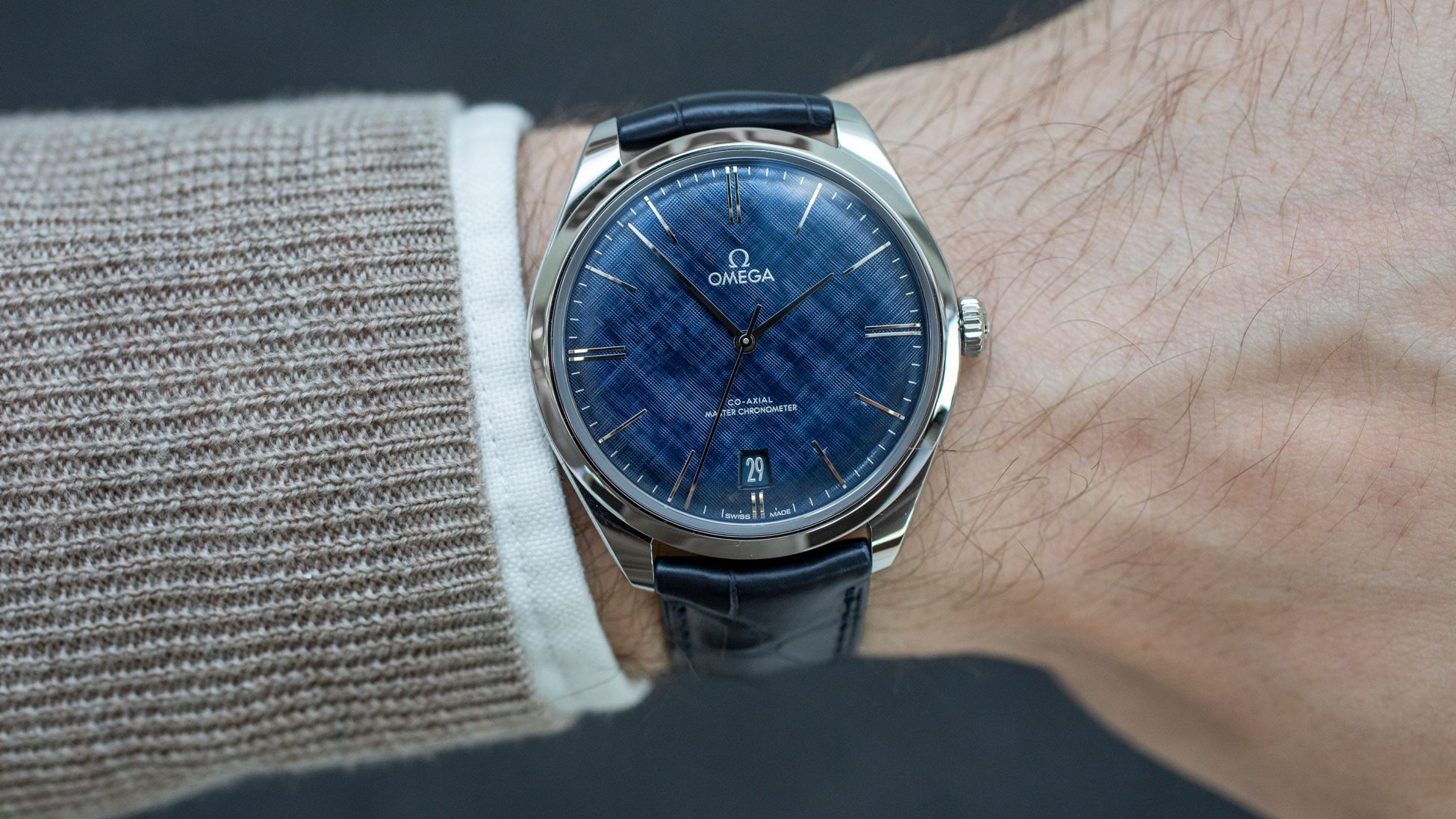 Το Omega De Ville Trésor 40mm με χειροκίνητη καλίμπρα πιστοποιημένη με Master Chronometer