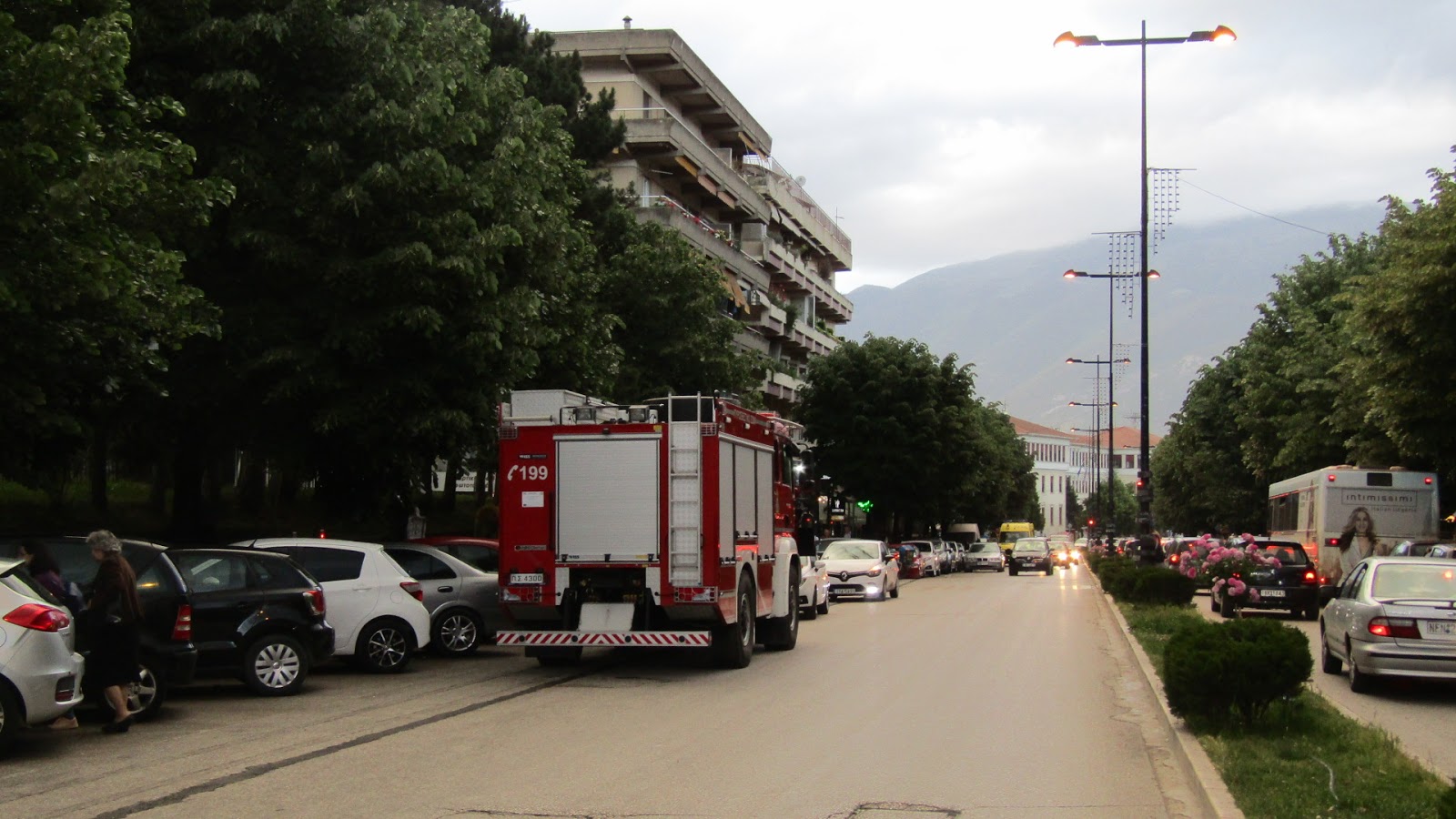 Ιωάννινα: Νεαρή απειλούσε να πέσει στο κενό από ταράτσα πολυκατοικίας