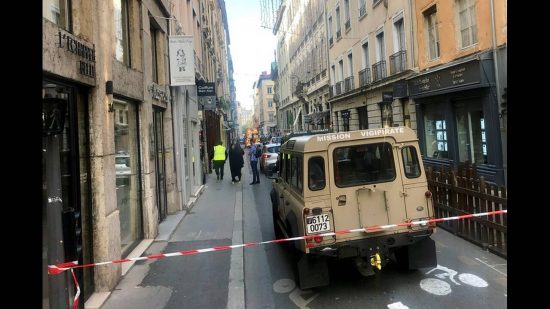 Λιόν: Δεν έχει εντοπιστεί ο ύποπτος της επίθεσης – Στο νοσοκομείο τρεις τραυματίες