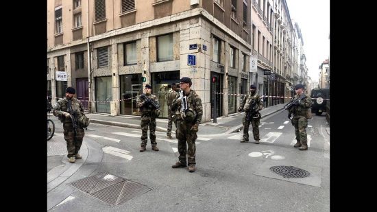 Λιόν: Τον βομβιστή με το ποδήλατο καταδιώκει η αστυνομία