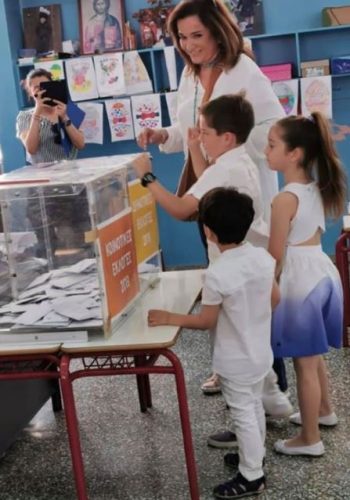 Ψήφος παρέα με τα εγγόνια για την Ντόρα Μπακογιάννη
