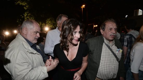Χρέη παρηγορητή από τον Στέλιο Παππά προς την Π. Μπαζιάνα: «Χαμογέλα, μην είσαι έτσι»