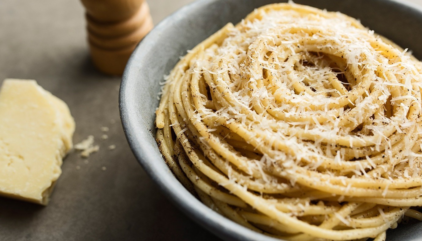Εύκολη και γρήγορη μακαρονάδα cacio e pepe