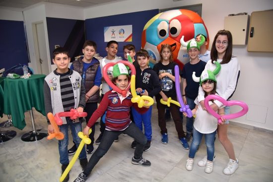 Οι μικροί φίλοι της «Κερkidα ΟΠΑΠ» σβήνουν κεράκια στο γήπεδο
