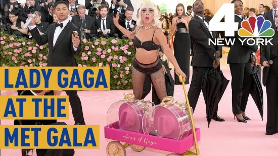 Το 16λεπτο strip tease της Lady Gaga στο Met Gala