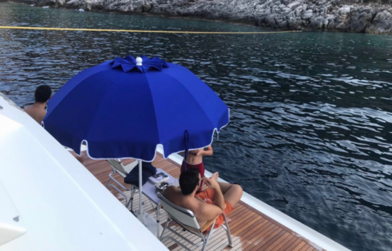 Αναζητώντας το χαμένο «ηθικό πλεονέκτημα» σε θαλαμηγούς, πούρα και χαβιάρι
