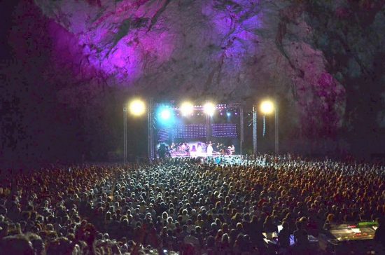 «Στη Σκιά Των Βράχων 2019»: Ένα φαντασμαγορικό καλοκαίρι με χρώμα και μουσική