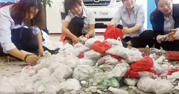 Επικό: Άνδρας πλήρωσε με… κέρματα αυτοκίνητο αξίας 27.500 δολαρίων (video)