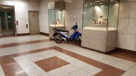 Απίστευτο: Άνδρας πάρκαρε το μηχανάκι μέσα στο σταθμό Πανεπιστήμιο (pic)