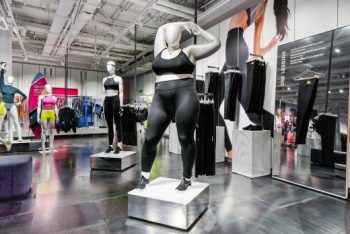 Κίνηση-ματ από τη Nike: Τοποθέτησε plus-size κούκλες βιτρίνας στα καταστήματά της