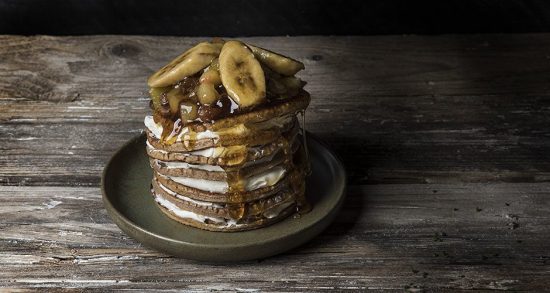 Συνταγή για λαχταριστά pancakes ολικής με φρούτα και τυρί κρέμα