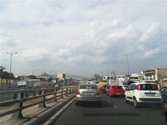 Φωτιά σε αυτοκίνητο στο ύψος της Λεωφόρου Καβάλας – Κυκλοφοριακό χάος
