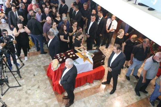Δ. Χριστόφιας: Πλήθος κόσμου στο λαϊκό προσκύνημα – Δάκρυα και χειροκροτήματα για τον πρώην πρόεδρο (pics)