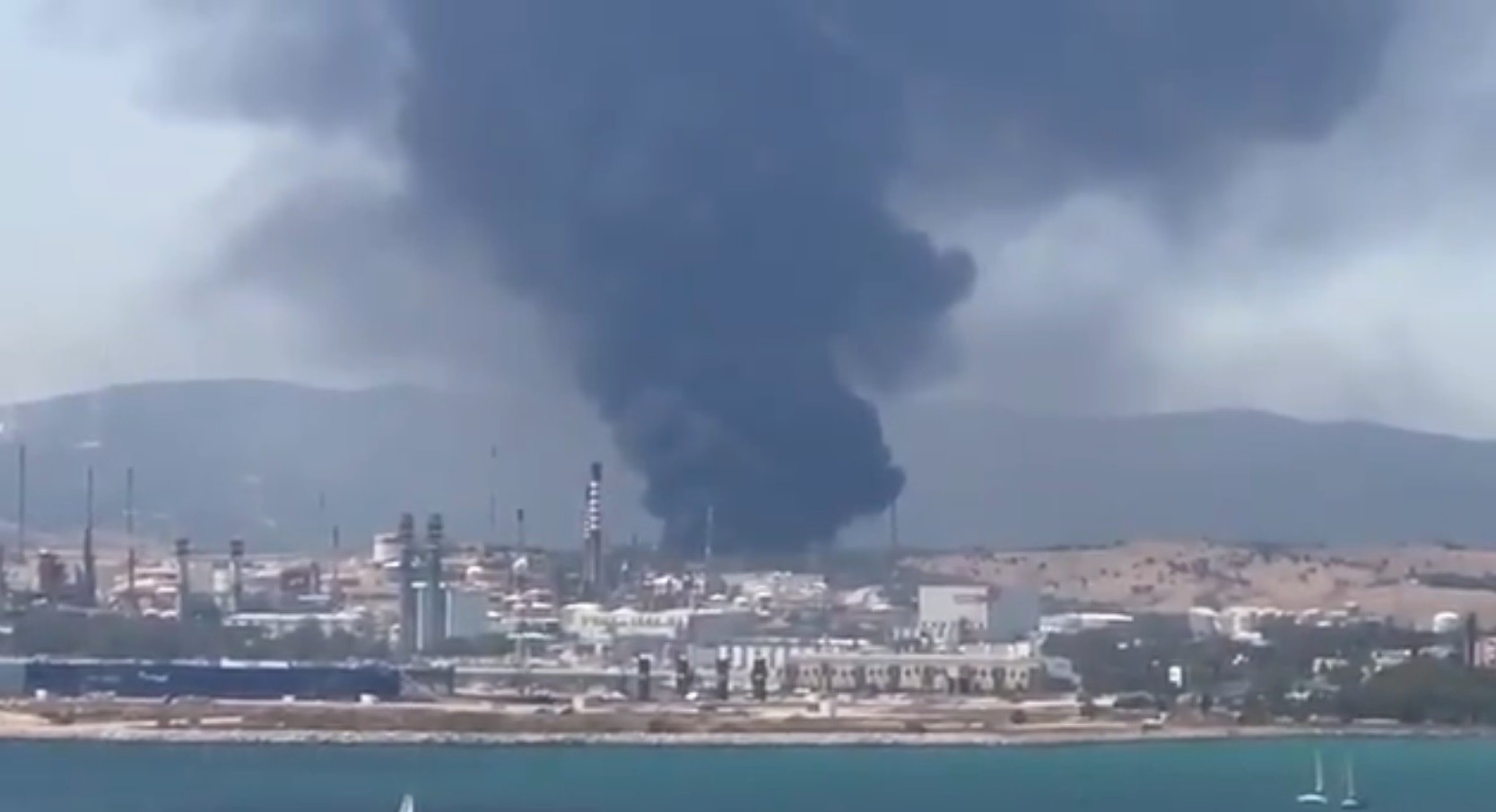 Τεράστιο νέφος καπνού κοντά στο Γιβραλτάρ από πυρκαγιά σε εργοστάσιο χημικών (video)