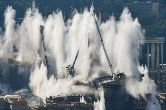 Η εντυπωσιακή κατεδάφιση της φονικής γέφυρας στην Γένοβα (video)