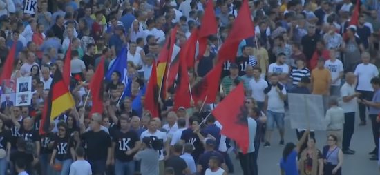 Πυρπόλησαν εκλογικά τμήματα στην Αλβανία – Συγκρούσεις με την αστυνομία