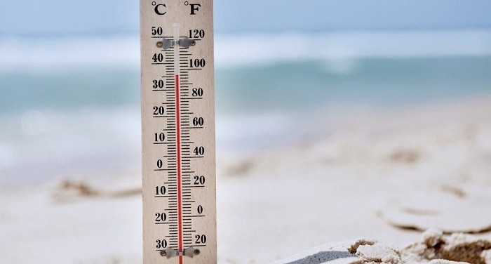 Ένα θερμόμετρο με φόντο την παραλία