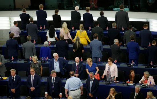 Ευρωβουλευτές γύρισαν την πλάτη τους στον ευρωπαϊκό ύμνο (video)