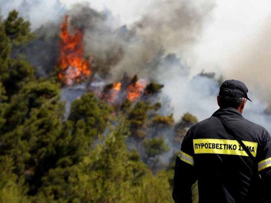 Φωτιά στην περιοχή Νέα Ζωή στον Ασπρόπυργο – Διακόπηκε το δρομολόγιο του Προαστιακού