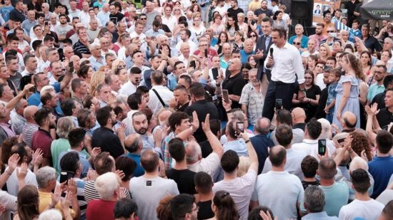 Θεσσαλονίκη: Έκλεισαν τη κυκλοφορία οι οπαδοί της ΝΔ για να χαιρετήσουν τον Μητσοτάκη (video)