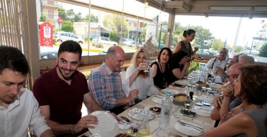 Φώφη Γεννηματά: Γεύμα στους δημοσιογράφους σε μεζεδοπωλείο της Ηλιούπολης