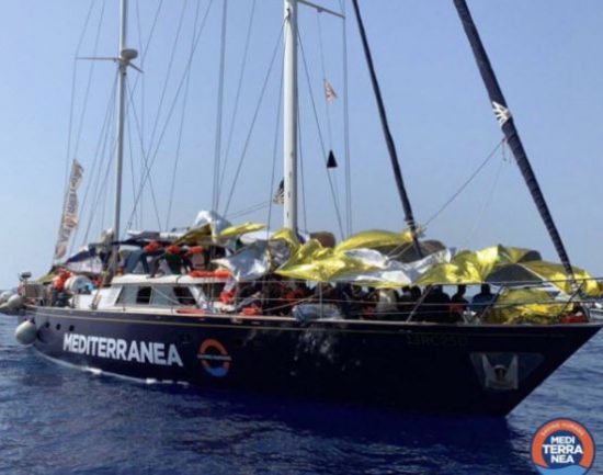 Νέο πλοίο με μετανάστες αψηφά τις απειλές του Σαλβίνι και «δένει» στη Λαμπεντούζα