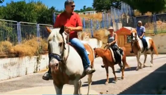 Αργολίδα: Πήγαν να ψηφίσουν στο εκλογικό κέντρο πάνω σε άλογα (video)