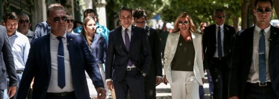 Η θερινή ανάπαυλα των πολιτικών: Τι κάνουν στις διακοπές τους Μητσοτάκης και Τσίπρας
