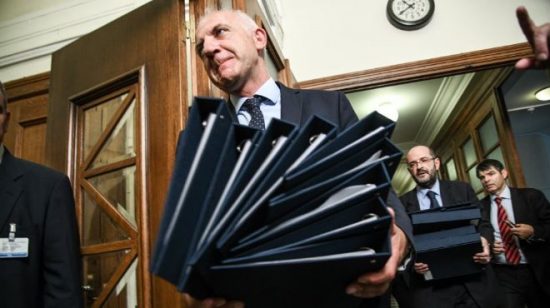 Καρέ-καρέ το πρώτο υπουργικό: Οι αφίξεις, τα χαμόγελα και οι φάκελοι