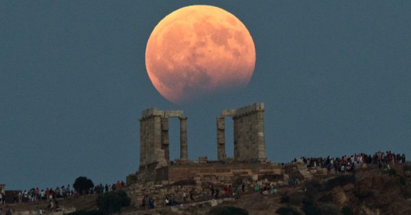 Πανσέληνος και έκλειψη Σελήνης σε μία βραδιά: Απόψε το φαινόμενο!