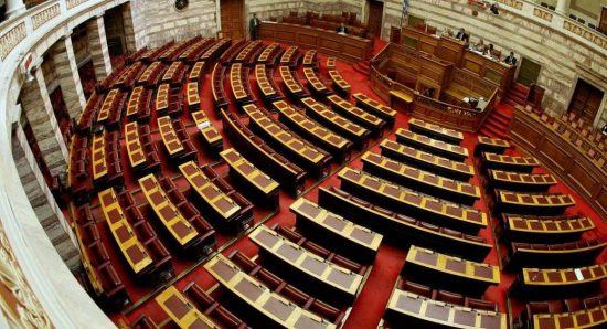 Πόθεν έσχες: Ποια είναι η πιο φτωχή βουλευτής με εισόδημα μόλις 10 λεπτά