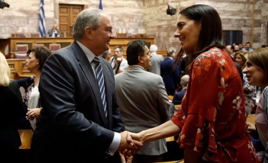 Η χειραψία ενός πρώην πρωθυπουργού με ένα πρώην μοντέλο