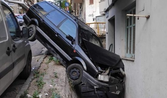 Τροχαίο στη Θεσσαλονίκη: Αυτοκίνητο «καρφώθηκε» σε τοίχο (pics)