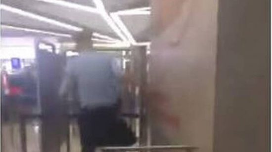 Κατεπείγουσα ΕΔΕ για περιστατικό βιαιοπραγίας αστυνομικού κατά μετανάστη στο «Ελ. Βενιζέλος» (video)